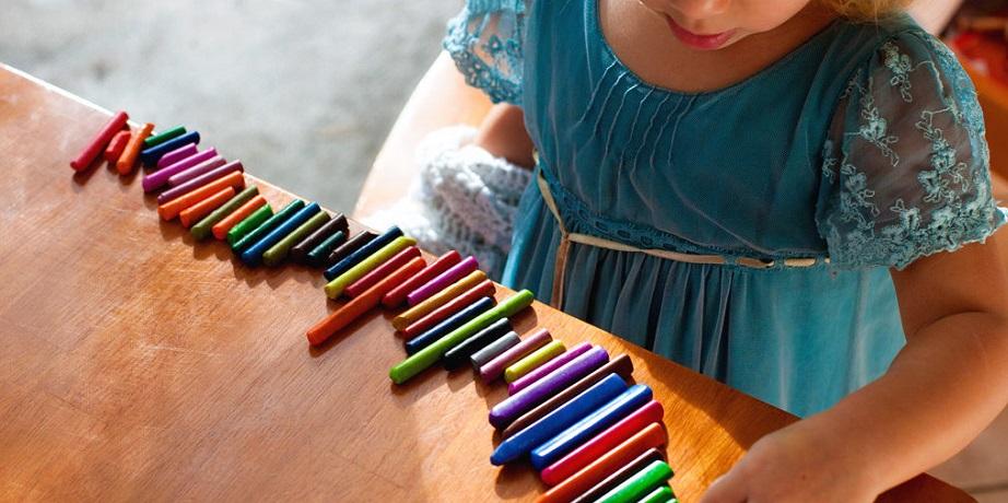 Girl_lining_up_crayons_in_a_row-1200×628-facebook-1200×628