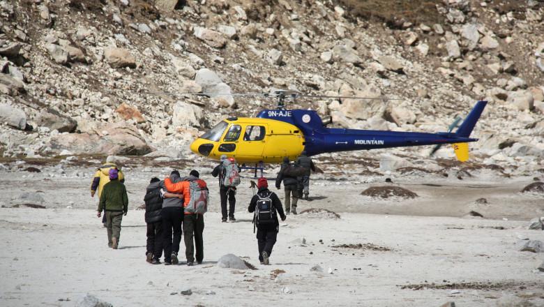 COVID-19 a ajuns pe cel mai înalt munte din lume. Un alpinist a fost coborât de pe Everest cu elicopterul după ce s-a simțit rău