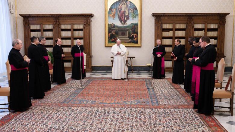 Decizie istorică a papei Francisc. Episcopii şi cardinalii vor putea fi judecaţi de tribunalul laic al Vaticanului
