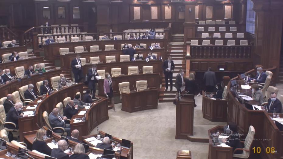 UPDATE: fracțiunile PAS și PPPDA au părăsit ședința parlamentului în semn de protest față de o hotărâre care urma să fie adoptată de PSRM și Partidul „ȘOR”