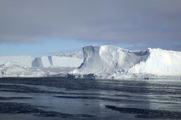 Cel mai mare aisberg din lume s-a format în largul Antarcticii. Acesta are o lungime de 175 de kilometri și o lățime de 25 de kilometri