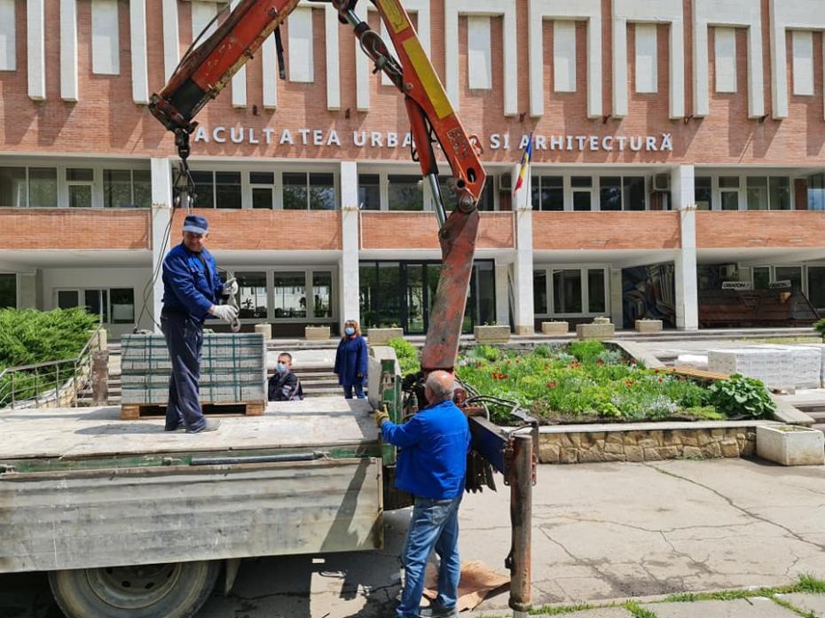 (foto) Doi absolvenți de la UTM au făcut donații generoase Facultății Urbanism și Arhitectură