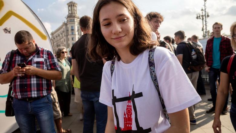 O activistă din Rusia, care le-a citit constituția jandarmilor veniți să reprime proteste, condamnată la doi ani de „libertate limitată”