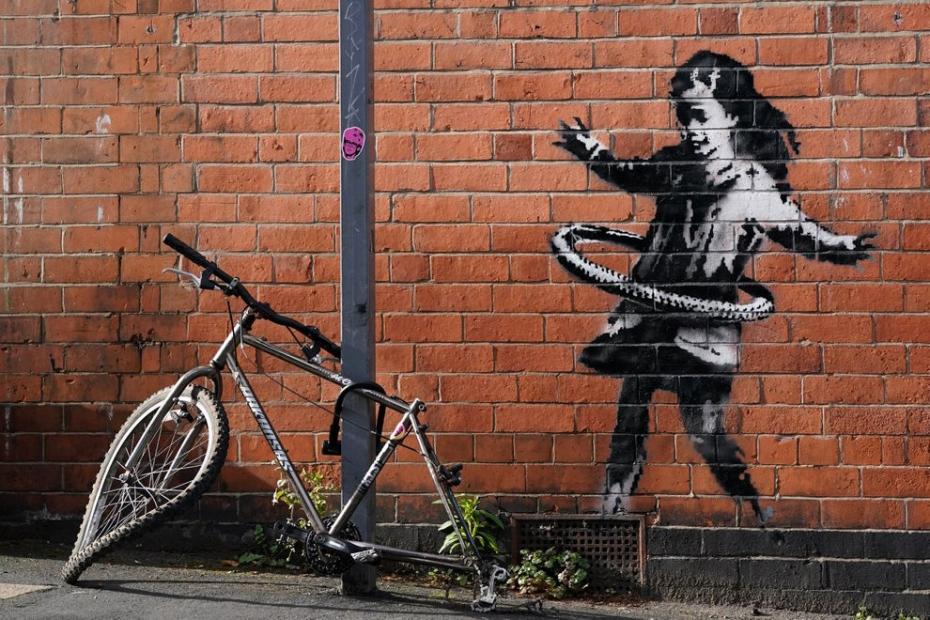 Un desen de Banksy, decupat din zidul pe care a fost realizat, va fi expus la un muzeu britanic