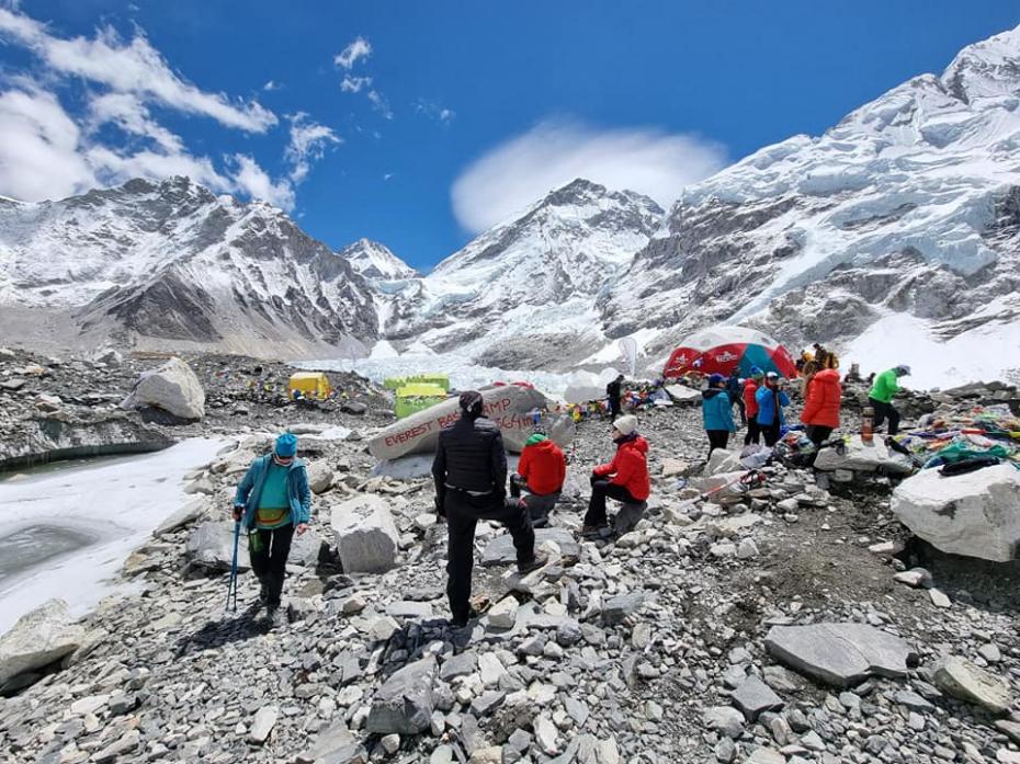 Urmăriți live unde sunt moldovenii din Nepal care încearcă să cucerească vârful Mera Peek