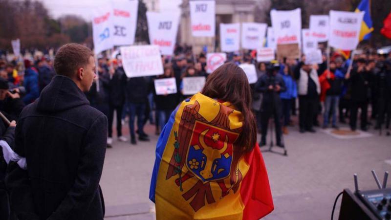 (video) Moldovenii din Germania protestează față de decizia CEC de a nu majora numărul secțiilor de votare