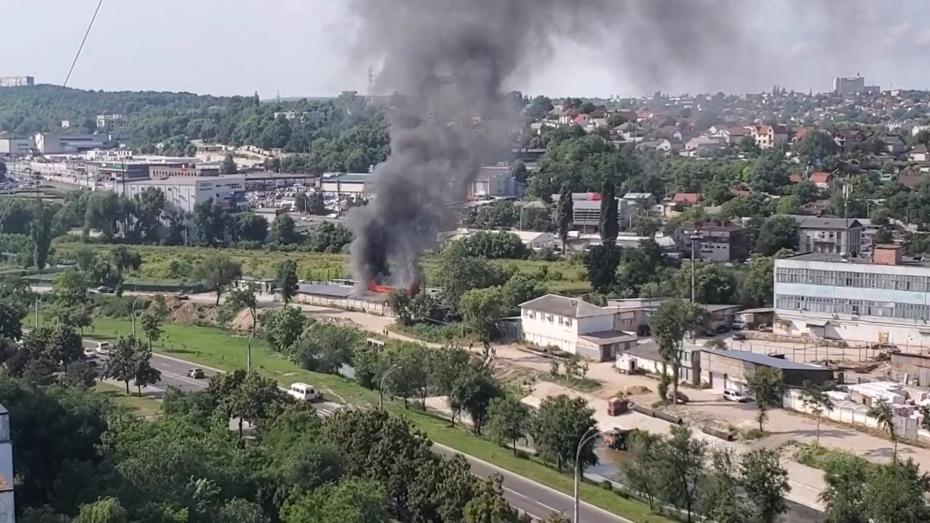 (video) Un depozit de materiale de construcții de pe strada Petricani din Chișinău a luat foc. Victime nu au fost înregistrate