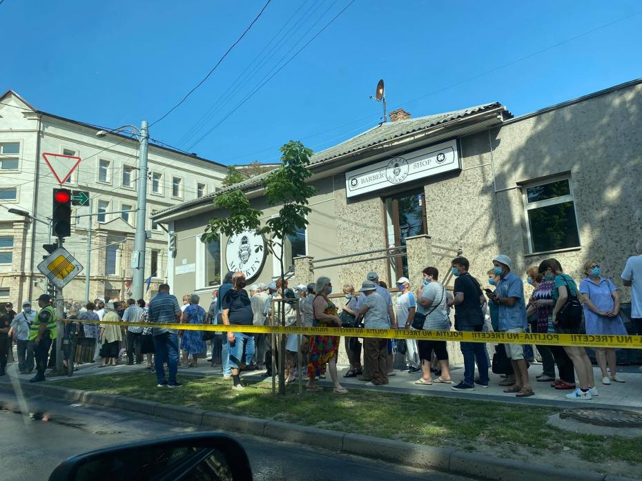 (foto, video) Sute de oameni stau la rând la maratonul vaccinării de la Palatul Republicii