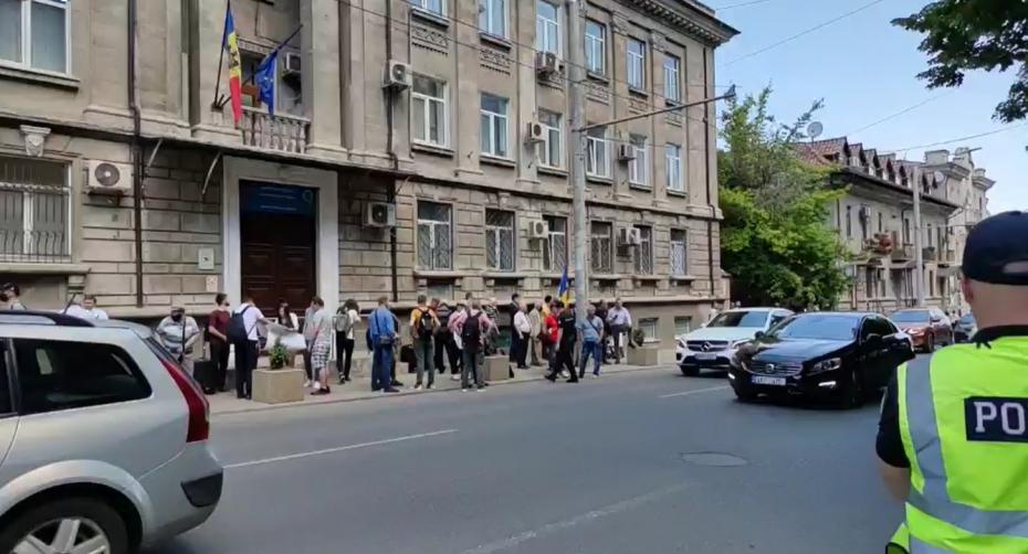 (live) Urmărește protestul din fața CEC în vederea deschiderii mai multor secții de votare în diasporă