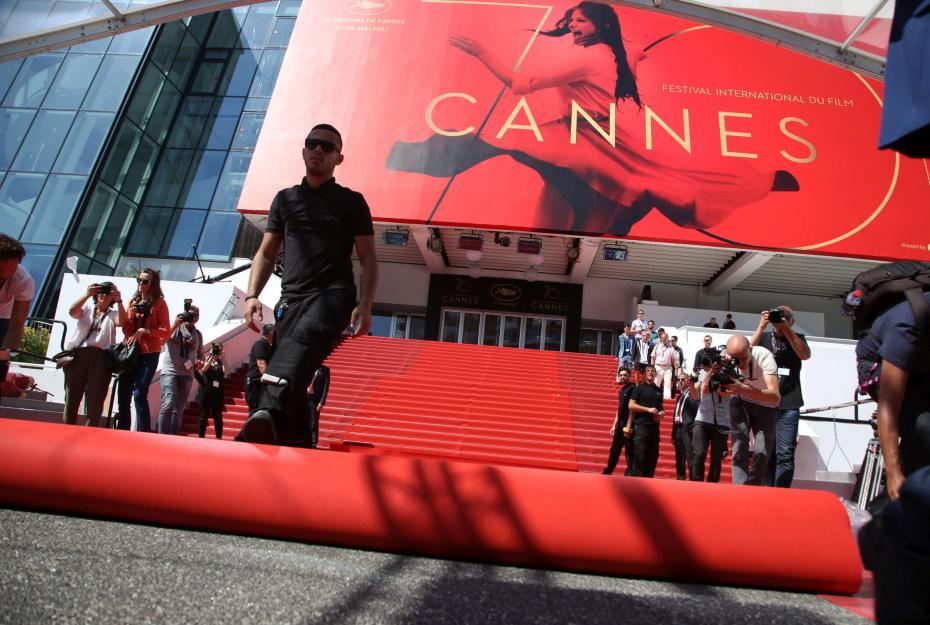 Tapis Rouge en train d’être installé lors du 70ème Festival International du Film de Cannes