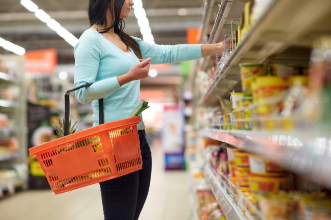 Woman-choosing-food-in-supermarket