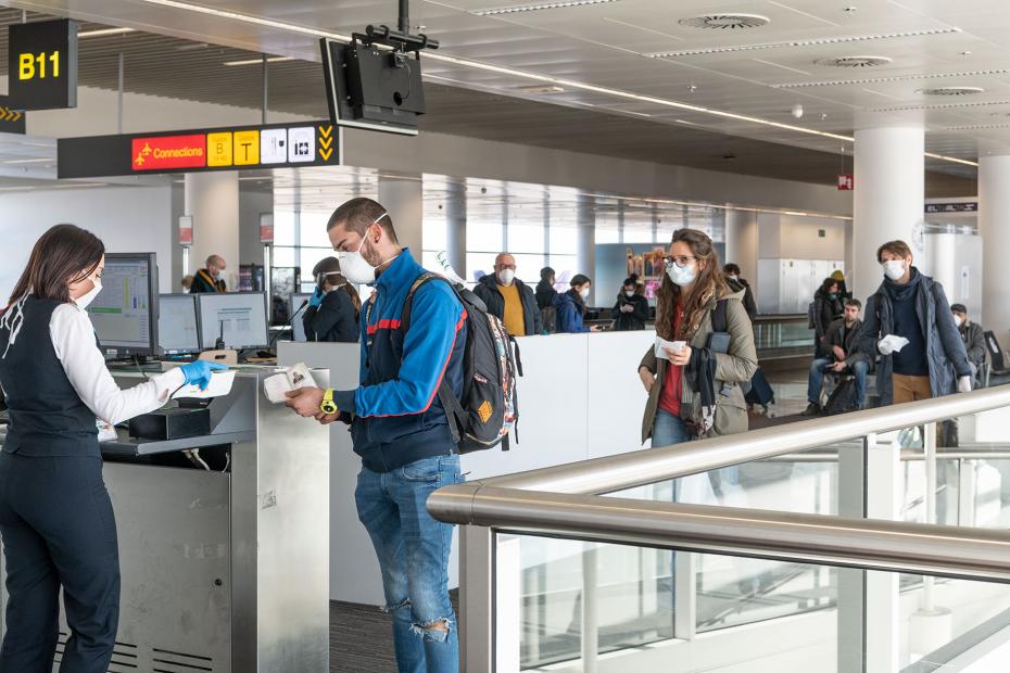 Un an de închisoare pentru un pasager care a încercat să folosească un test PCR falsificat pe aeroportul din Bruxelles