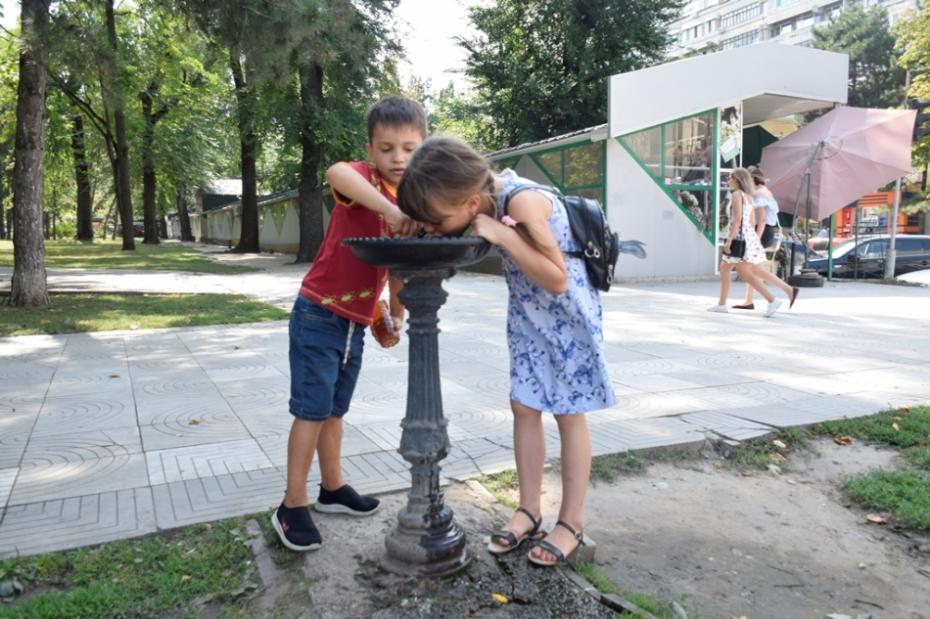 „Poate fi consumată apă de bună calitate, gratis.” Cișmelele de apă din Chișinău au fost redeschise