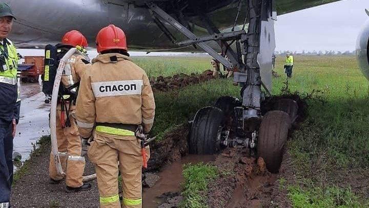 (foto) Un Boeing a derapat de pe pistă și s-a înglodat într-un câmp de lângă aeroportul din Simferopol