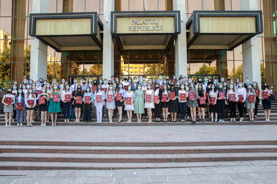 (foto) Președinta Maia Sandu le-a înmânat diplome de onoare absolvenților care au media la BAC mai mare de 9,6