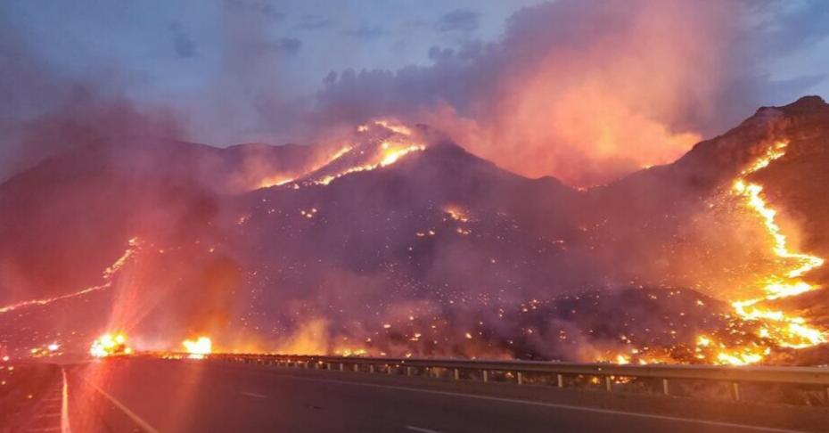 (foto) „Râuri de foc” în Arizona. Imagini cu incendiile de pe versanții din apropierea unei șosele