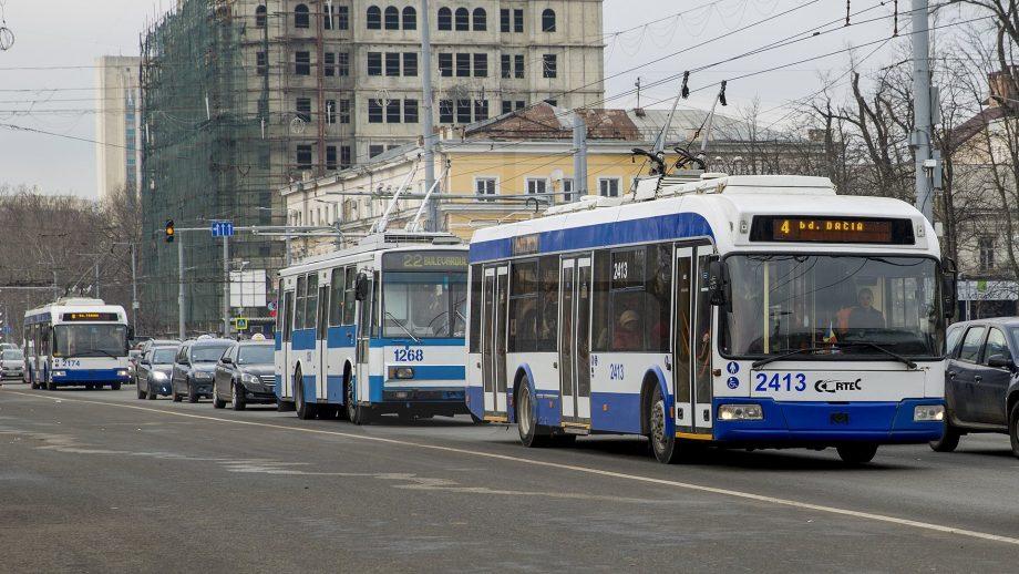 Troleibuzele atestă întârzieri de până la 20 de minute din cauza ambuteiajelor. Lista străzilor unde traficul este îngreunat