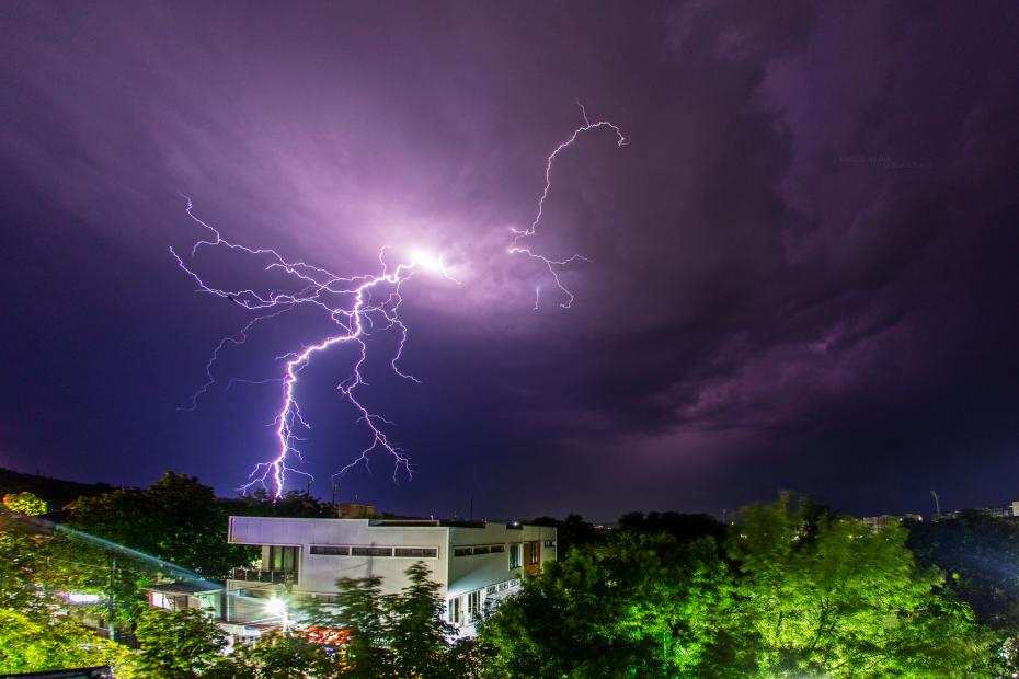 (foto) Spectacole de lumină pe cerul împânzit cu fulgere. Cum s-a văzut fenomenul descărcărilor electrice