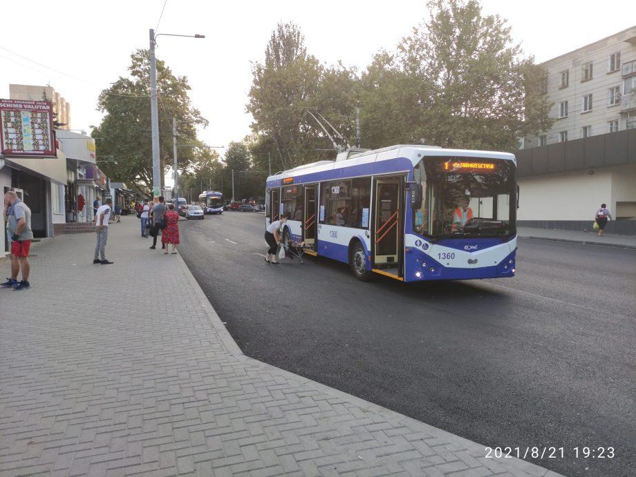 La ce bun au fost create „buzunarele” din stațiile de așteptare de pe strada Ion Creangă, dacă troleibuzele nu staționează corect? Explicația RTEC