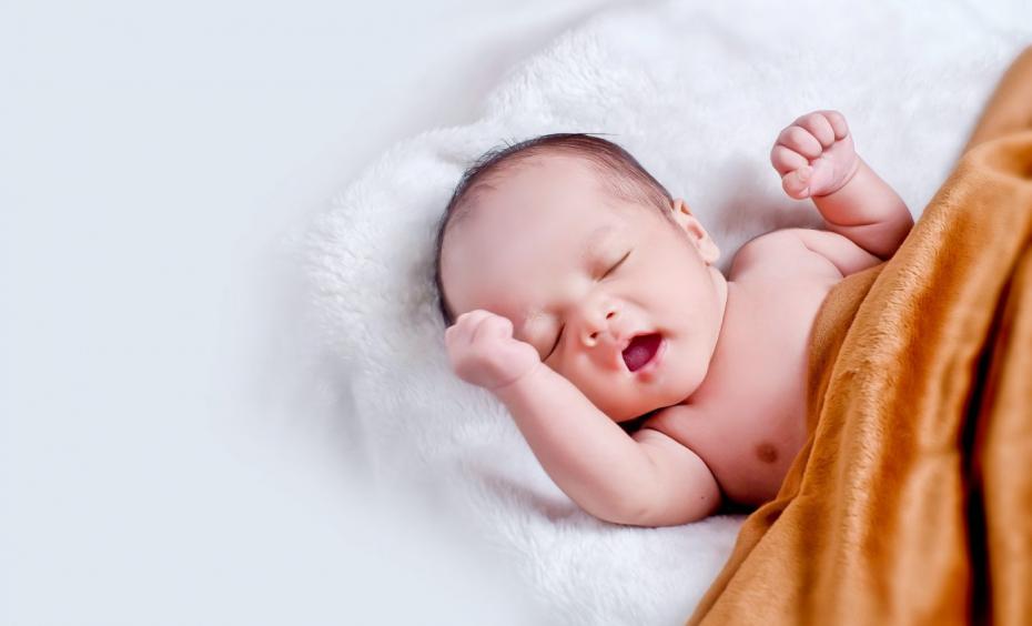 dezvoltare-copii-sfatulparintilor.ro-pexels-com-baby-lying-on-white-fur-with-brown-blanket-1973270-1400×850