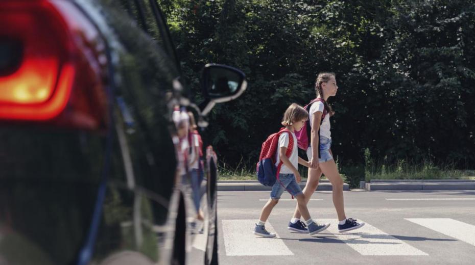 kids-crossing-street-istock_0