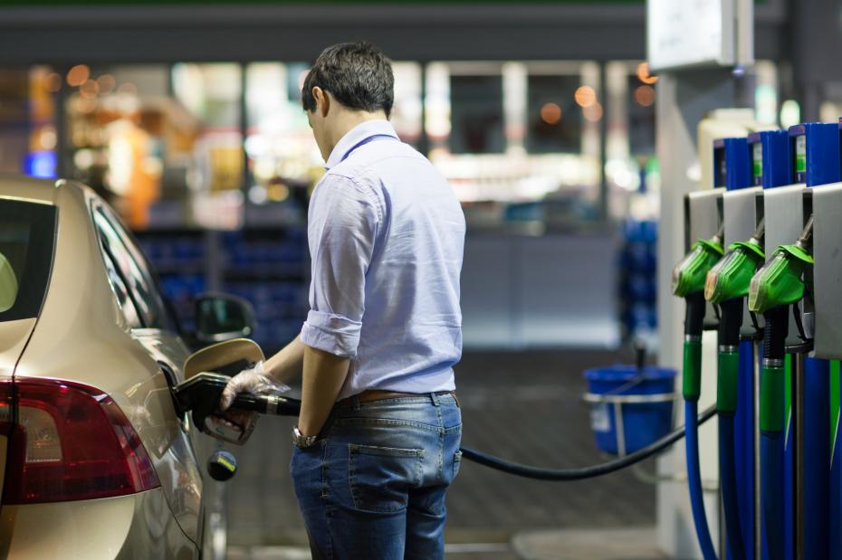 Preț record pentru carburanți. Cât va costa benzina și motorina mâine