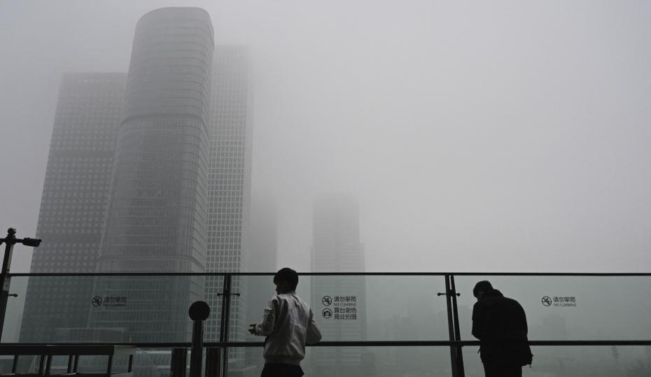 (foto) Mai multe autostrăzi au fost închise, iar clădirile se văd cu greu din cauza poluării dense din Beijing