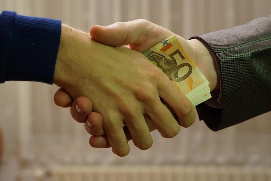 1200px-10_-_hands_shaking_with_euro_bank_notes_inside_handshake_-_royalty_free,_without_copyright,_public_domain_photo_image_01