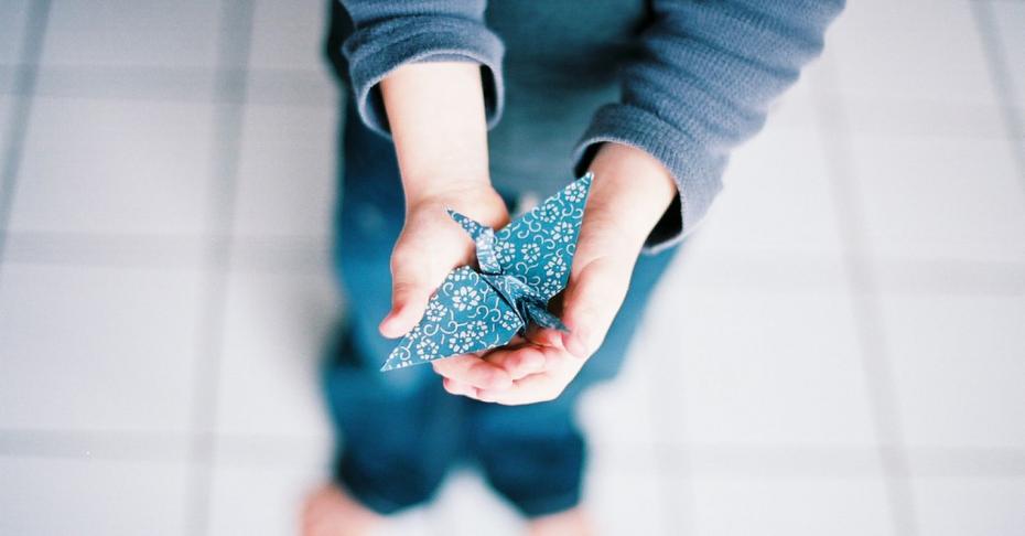 jamie-74,paper-crane-on-film,blue-white-film-japan-50mm-hands-nikon-origami-bokeh-f14-f100-papercrane_0