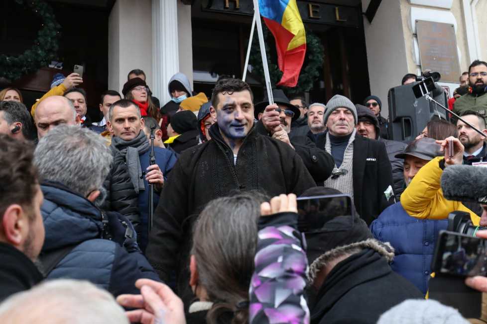 (video) Liderul partidului AUR, George Simion, a fost stropit cu cerneală în timpul manifestațiilor dedicate Unirii Principatelor