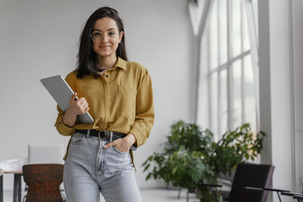 young-businesswoman-posing-with-copy-space