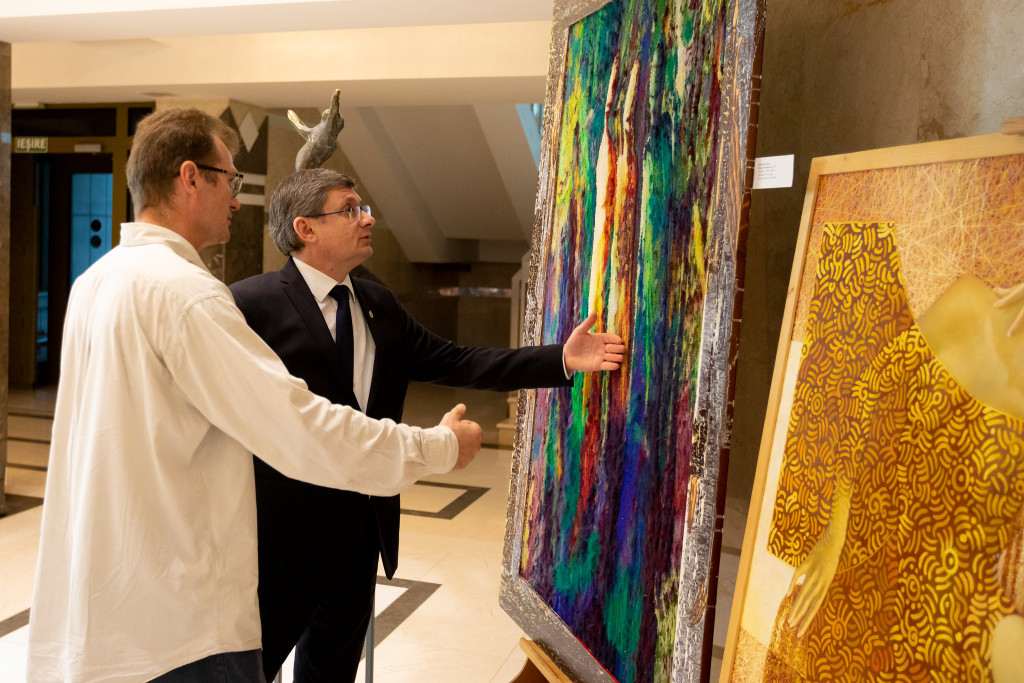 (foto) Muzică, actorie, picturi și articole vestimentare. 46 de lucrări ale absolvenților AMTAP sunt expuse la Parlament