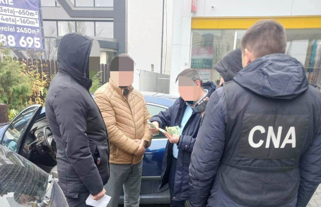 Un avocat a fost reținut în flagrant în timp ce a cerut și primit 5 500 de euro pentru a influența dosarul penal al unui cetățean