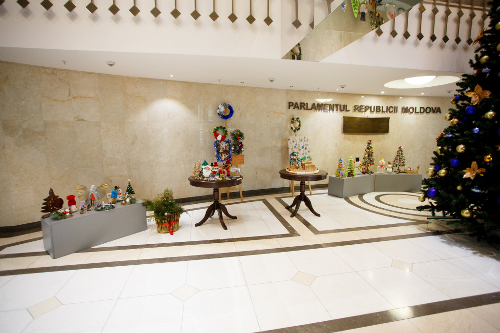 (foto) O expoziție cu lucrările manuale ale deținuților a fost inaugurată de către Parlamentul Republicii Moldova