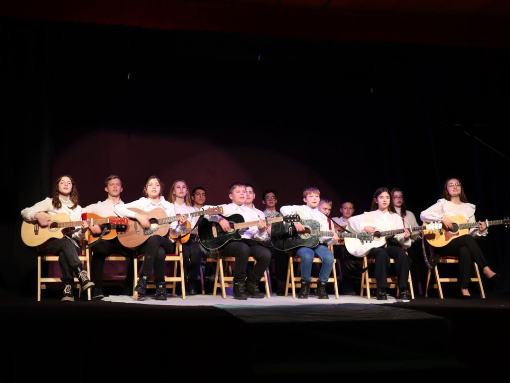 (foto) Generația Folk. Află povestea formației de chitariști „Punctul pe i” din orașul Drochia