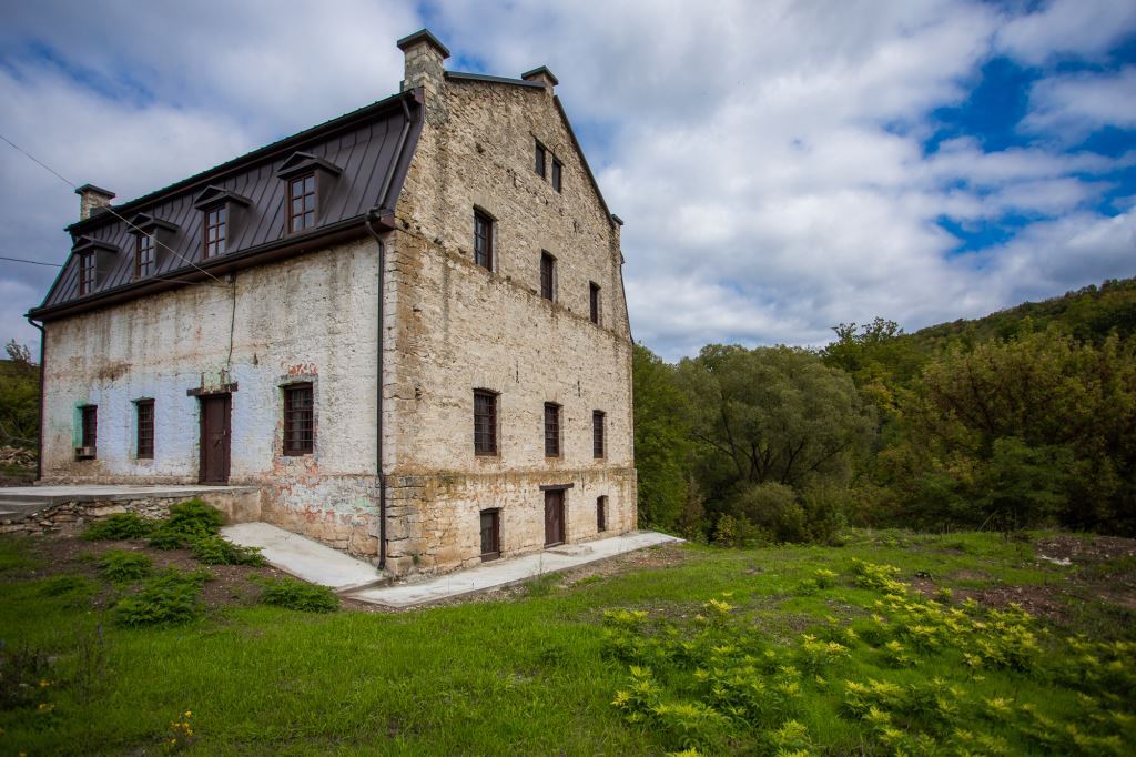 (foto, video) „Am putea face un punct turistic atractiv aici.” Moara de apă din satul Beloci a fost restaurată