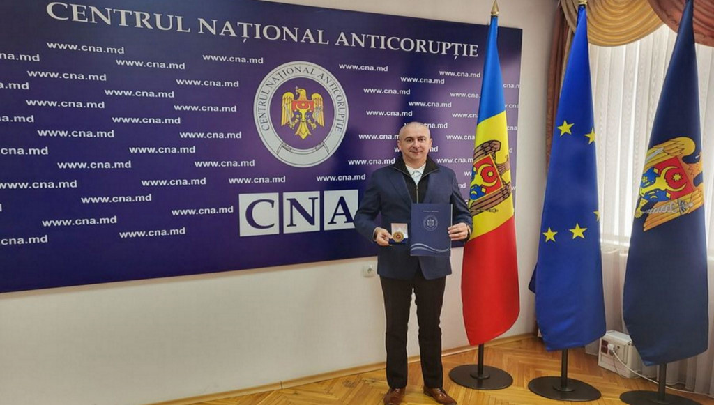 Prorectorul UTM, Dinu Țurcanu, a fost medaliat de CNA pentru cooperare în prevenirea corupției și promovarea integrității în sistemul educațional