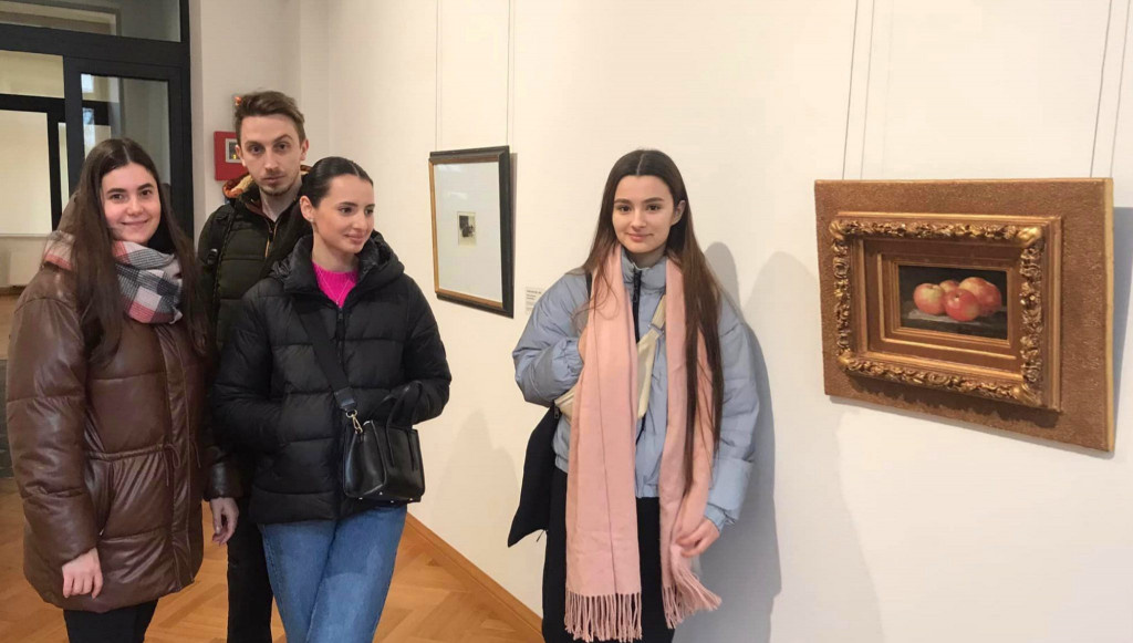 (foto) Studenții UTM au rămas impresionați de expoziția dedicată Zilei Naționale a României – „Art Safari – Maeștrii artei românești”