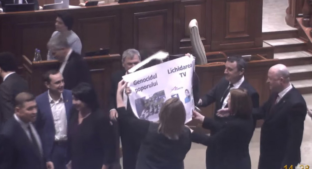 Deputații comuniști și socialiști au părăsit ședința Parlamentului în semn de protest față de prelungirea stării de urgență