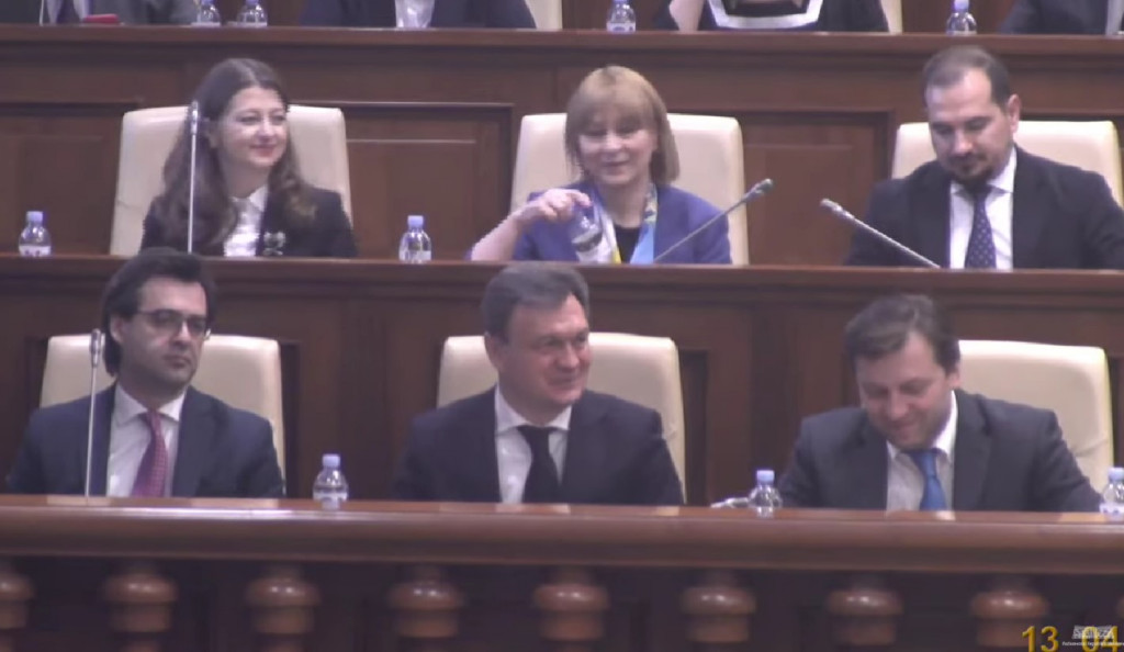 (live) Dorin Recean a venit în Parlament. Noul Guvern urmează să obțină votul de încredere