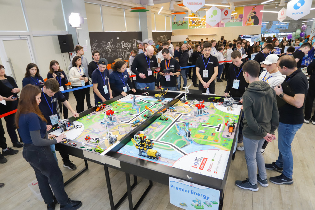 Peste 500 de elevi au prezentat proiecte ce oferă soluții pentru criza energetică la competiția First Lego League Challenge