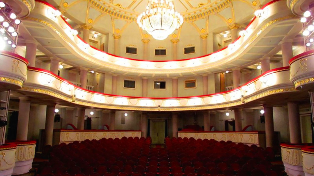 În martie, Teatrul Național „Mihai Eminescu”  este gazda a două producții de succes ale teatrului național din Iași