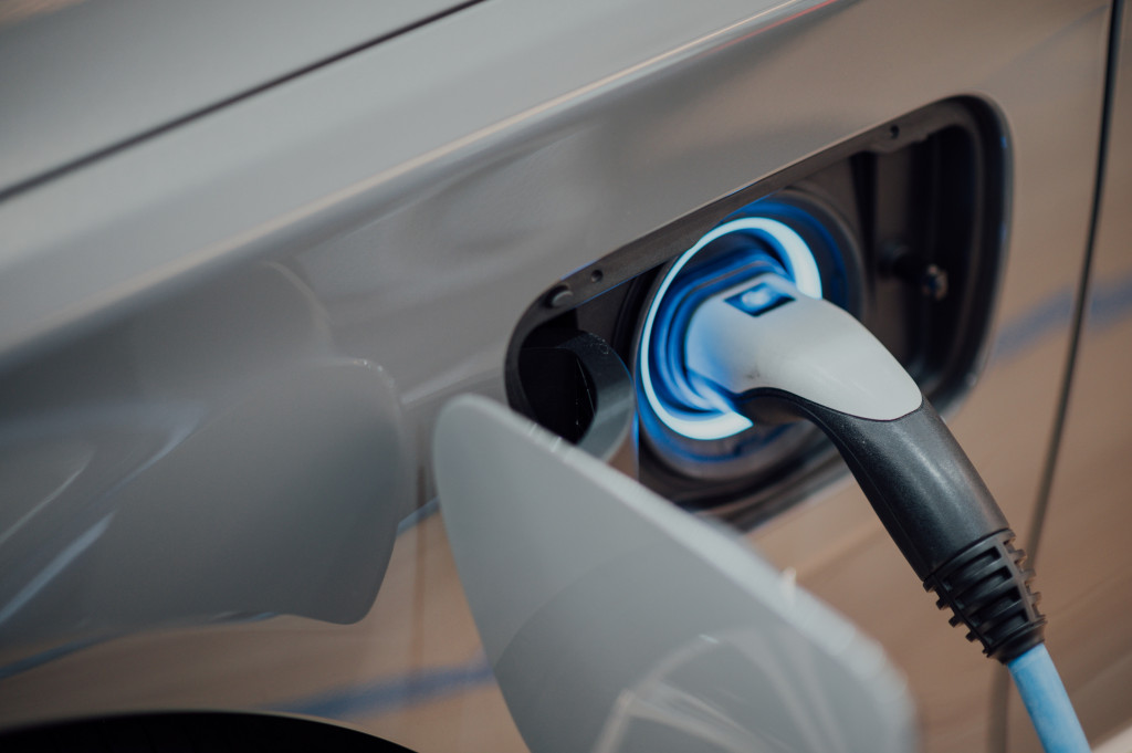 (infografic) În 2022, numărul automobilelor electrice și de tip hibrid înmatriculate în Republica Moldova s-a dublat