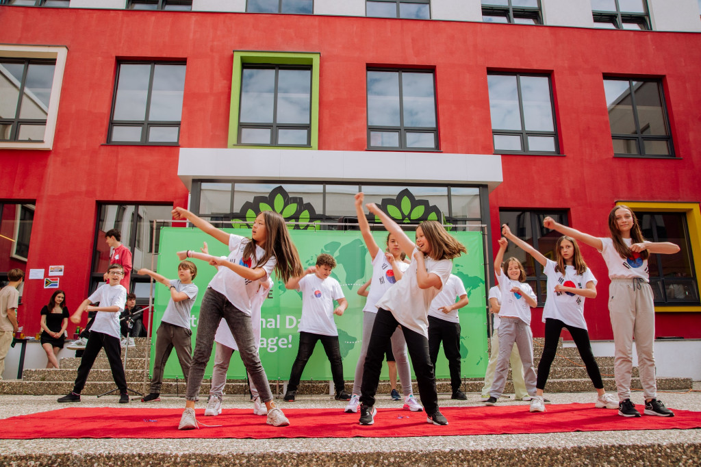 (foto) Părinții și copiii sunt invitați la un tur de prezentare a singurei Școli Cambridge din Moldova