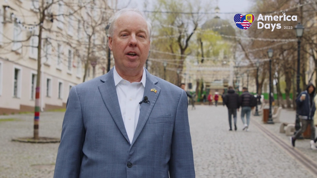 (video) Ambasadorul SUA, Kent D. Logsdon, invită toți doritorii din țară să participe la Caravana America Days 2023