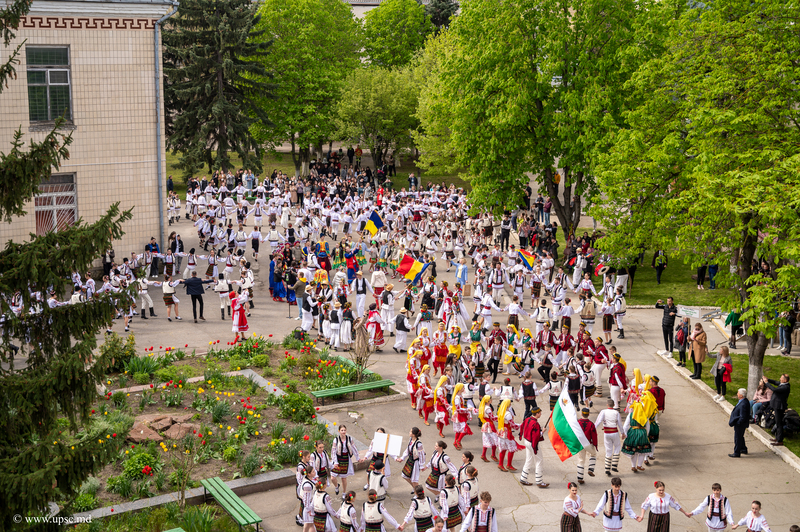 (foto) De Ziua Mondială a Dansului, la UPSC s-a desfășurat Festivalul Internațional „Dansul Vetrelor Nistrene”