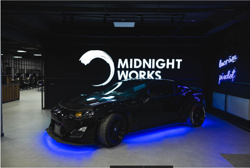 Compania IT din Moldova „Midnight.Works” a adus o mașină sportivă de drift în oficiu 