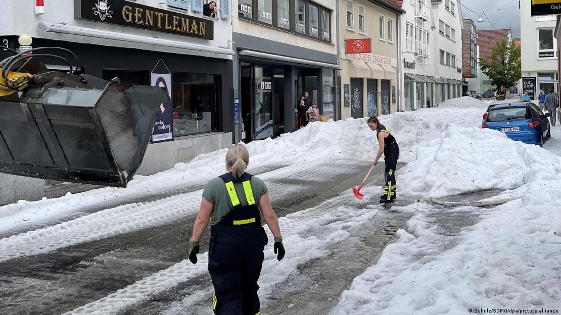 (foto) Un oraș din Germania a fost acoperit cu gheață după o furtună cu grindină. În alte țări au loc incendii și inundații