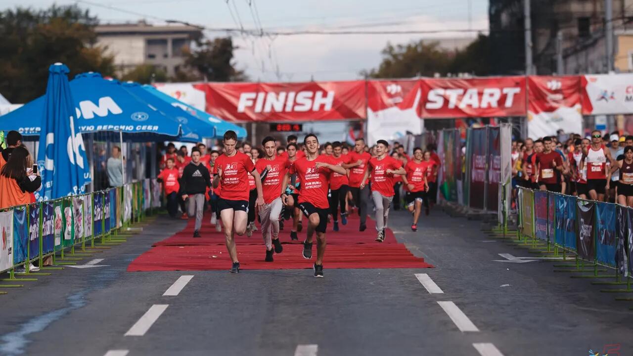 Pe 23 septembrie, participă la cursa „Fun Run” și promovează modul activ de viață