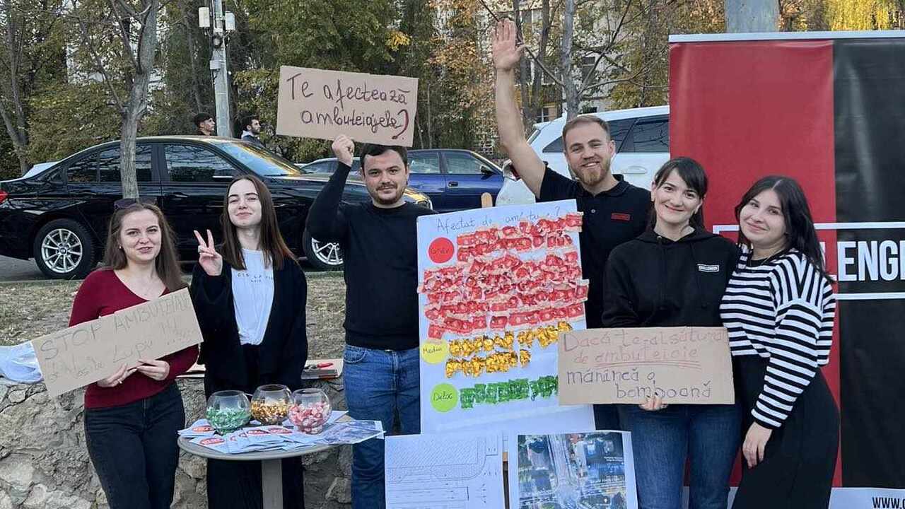 Un grup de tineri de la Challenger Buiucani au adunat opiniile cetățenilor despre ambuteiajele pe strada Vasile Lupu